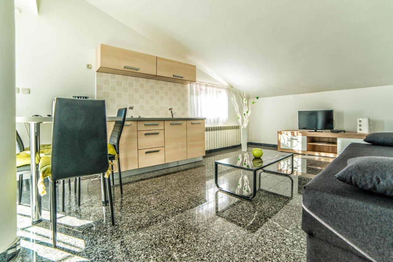 Apartments Ori Pula Extérieur photo